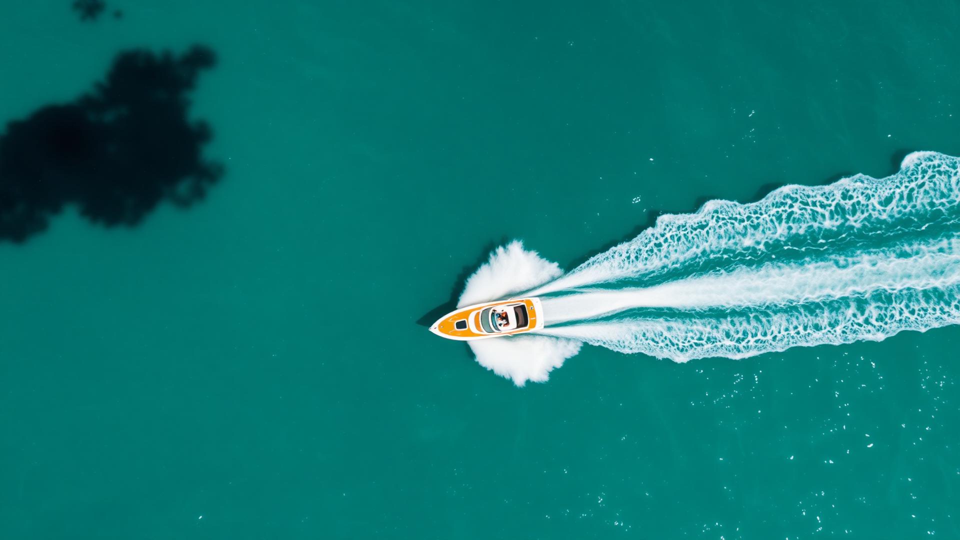 Lancha navegando em mar de águas turquesa